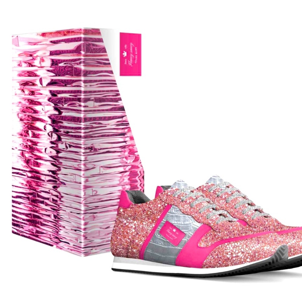 Inspired by sports fans and outdoor adventurers, this retro running trainer.